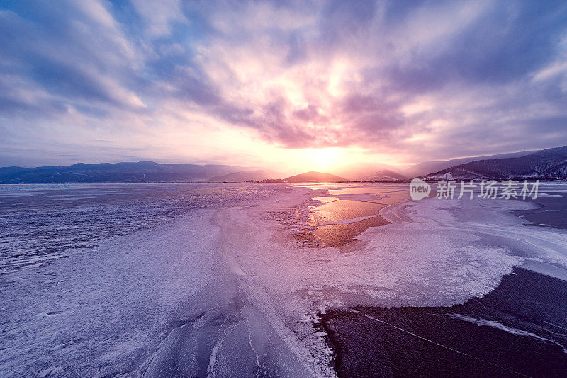 贝加尔湖结冰的湖面。