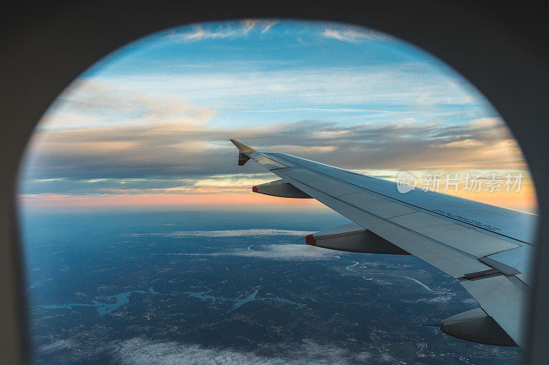 从飞机机翼上方靠窗座位的鸟瞰图