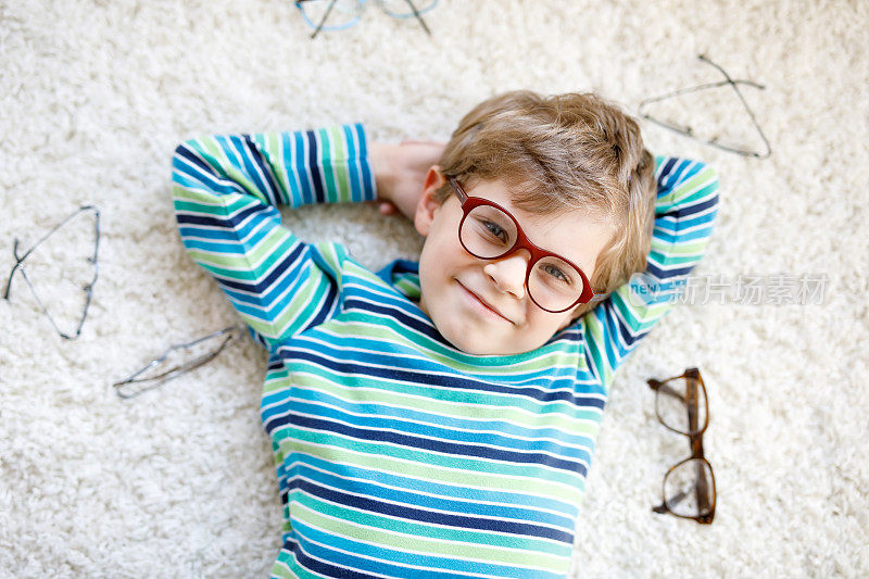 一个金色头发的小男孩戴着棕色眼镜的特写