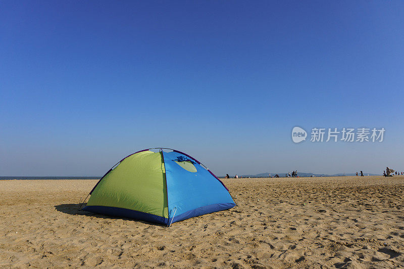 沙滩上的旅行帐篷，蓝天