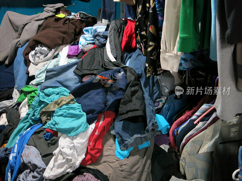 一堆脏衣服，凌乱的卧室衣柜