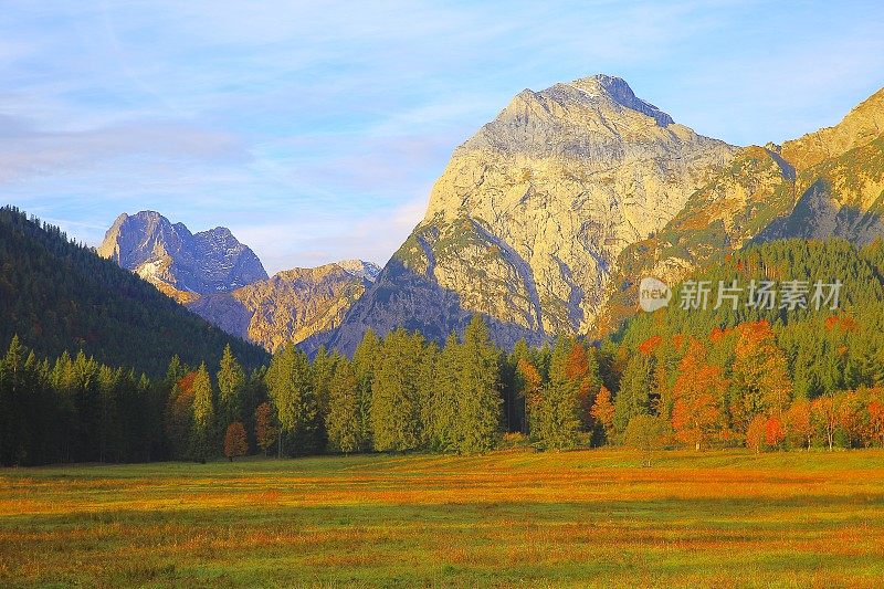 阿尔卑斯山景观在奥地利Tirol，附近Karwendel山脉和巴伐利亚阿尔卑斯山在德国-雄伟的高山景观在金色的秋天，戏剧性的Tyrol雪山全景和田园式的Tirol草地，奥地利