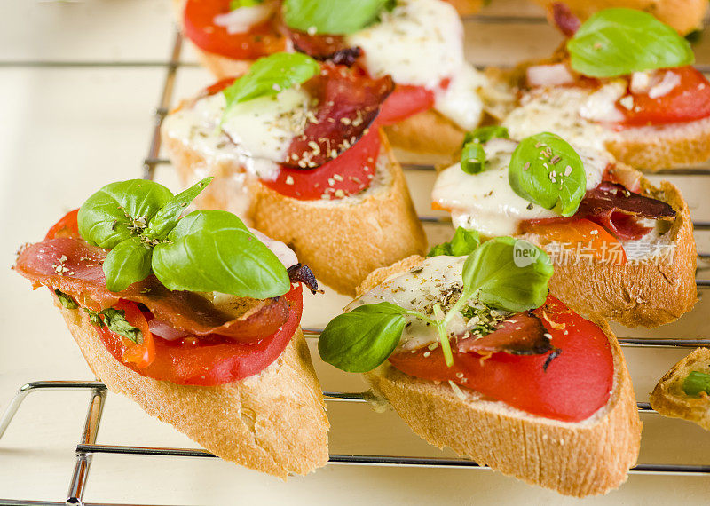 意式烤面包配西红柿，马苏里拉奶酪，帕尔玛火腿和罗勒