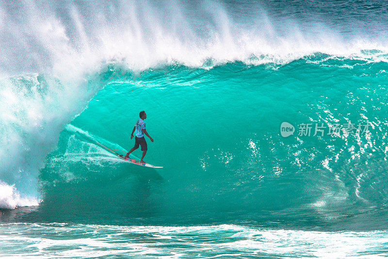 一名冲浪者在巴厘岛乘风破浪