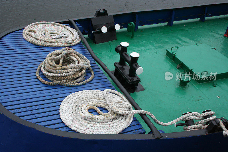 用绳子系在渔船上