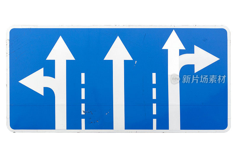 “遵循方向”三车道广场蓝色道路标志孤立在白色。
