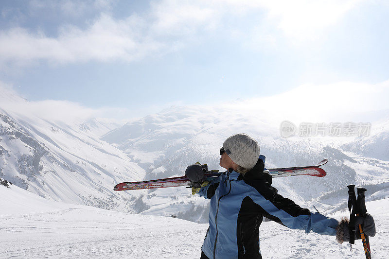 女滑雪登山运动员停下来向外看山