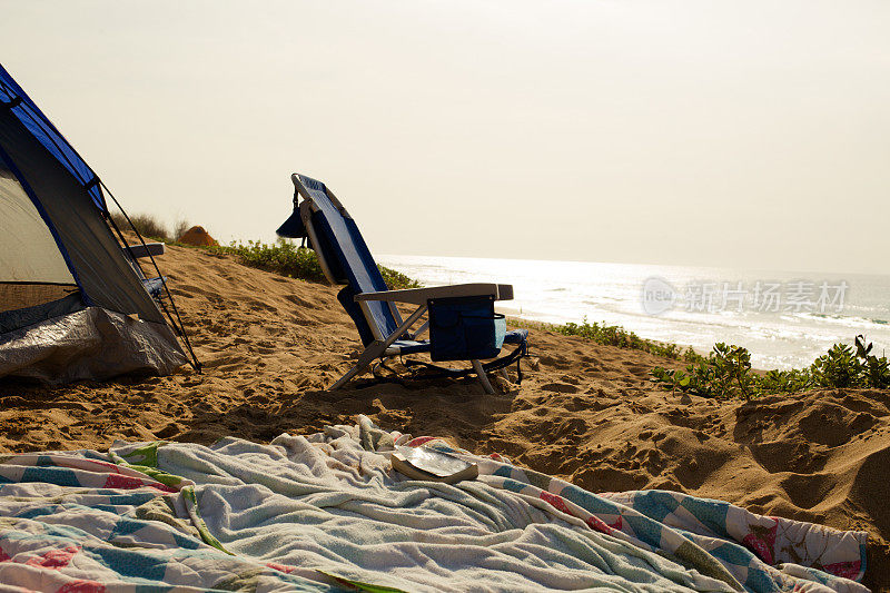 在考艾岛的波利黑尔海滩上，人们搭起了帐篷，坐在椅子上