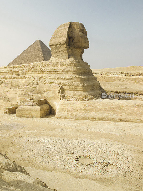位于埃及开罗的吉萨大金字塔和狮身人面像