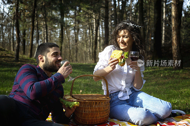 一对幸福的情侣在野餐时相爱