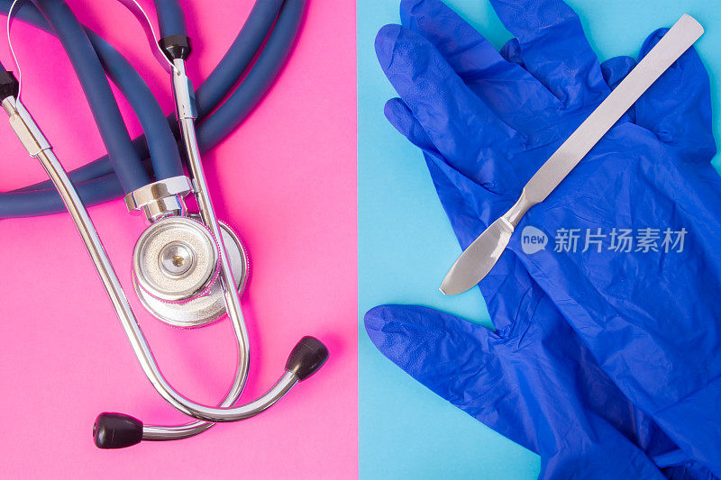 手术刀，医用防护手套和医用听诊器两种颜色的背景:蓝色和粉红色。男性和女性的手术概念、手术准备或手术完成
