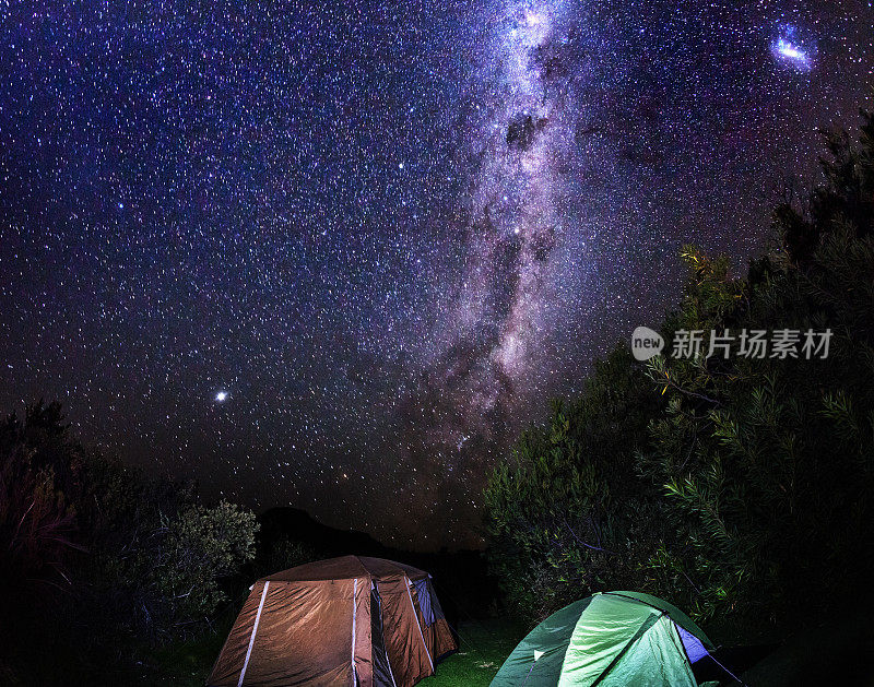 非常美丽的夜空，前景是帐篷