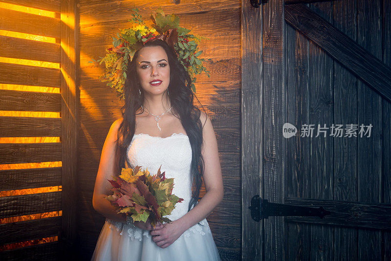 肖像。戴着秋花环的迷人新娘