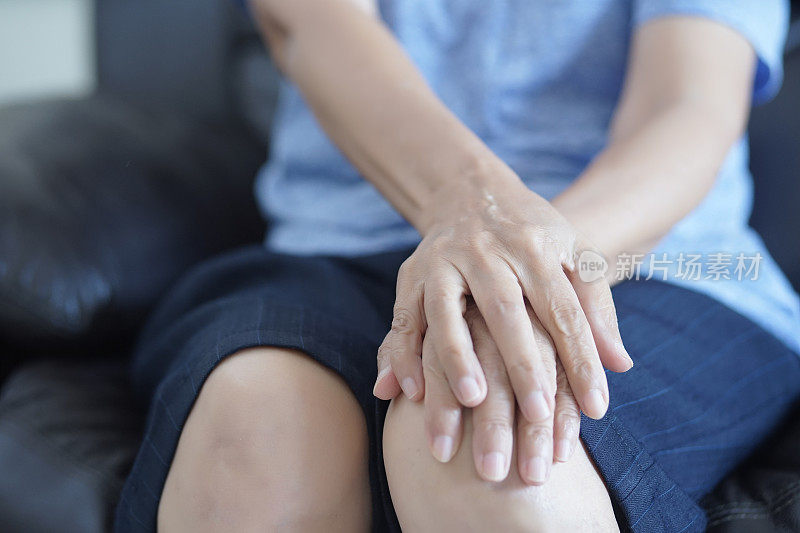 关节炎老人和老年妇女女性在家里遭受痛苦