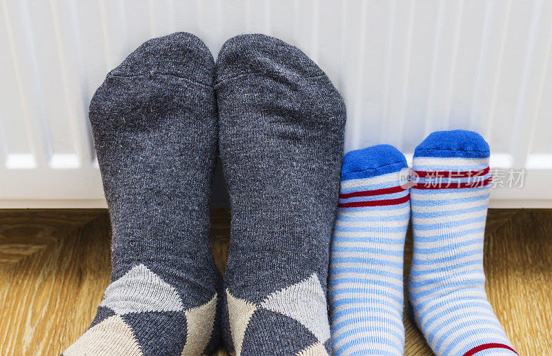 脚上穿的是冬季羊毛袜子，可以在家里暖气片附近温暖脚和放松。