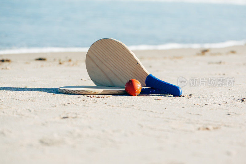 沙滩网球，沙滩划桨球，沙滩梭子。沙滩上的球拍和球