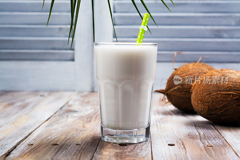非乳制品素食椰奶在一个高脚杯