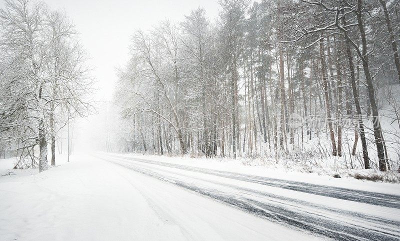 拉脱维亚暴风雪期间下雪的道路