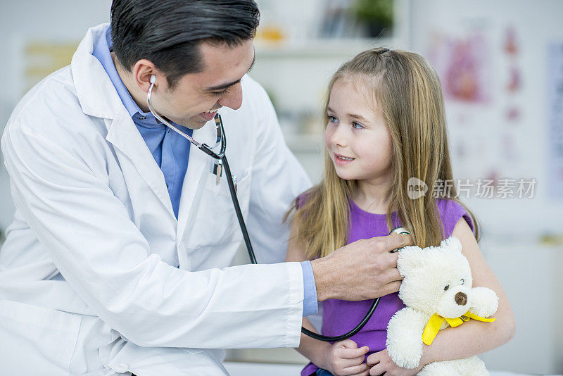 女孩在体检时抱着泰迪熊