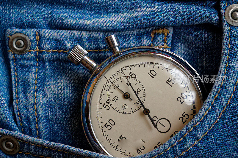 古董秒表，在旧旧破旧的深蓝色牛仔口袋里，价值计量时间，旧时钟箭分，秒精确计时记录