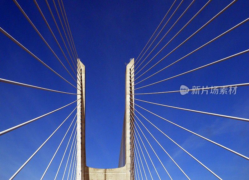 葡萄牙里斯本的瓦斯科·达伽马桥，斜拉桥的缆索和支柱紧密相连