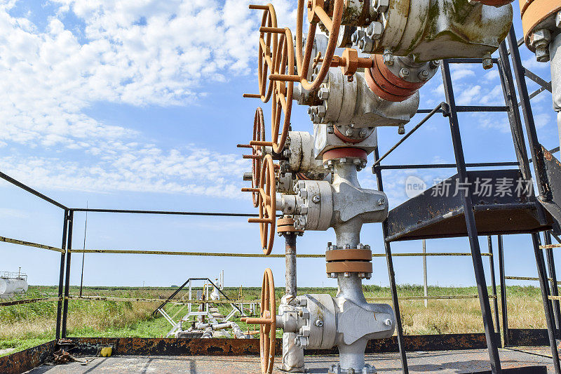 油井用于石油和天然气生产。油井井口设备。石油生产。库班的水井。提取碳氢化合物。