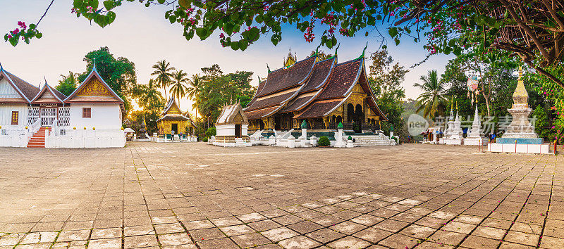 图为老挝琅勃拉邦的金城寺全景图。湘通寺是老挝最重要的寺院之一。