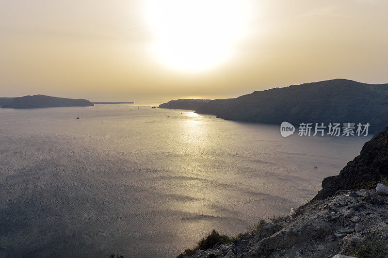 希腊圣托里尼的卡里德拉黄昏全景