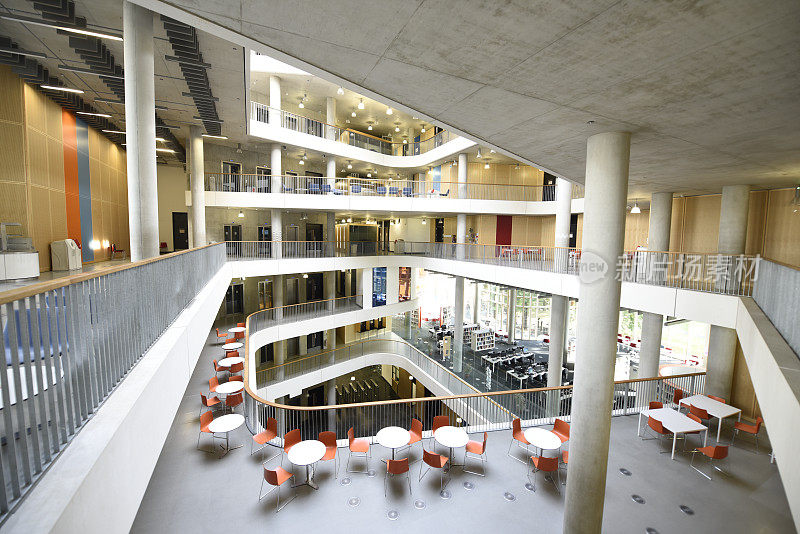 现代化的大型教育建筑内部