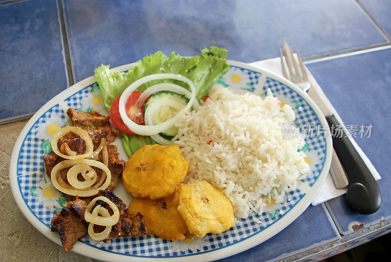 这是一道典型的拉丁美洲菜肴，搭配巴塔康香蕉，产自哥斯达黎加