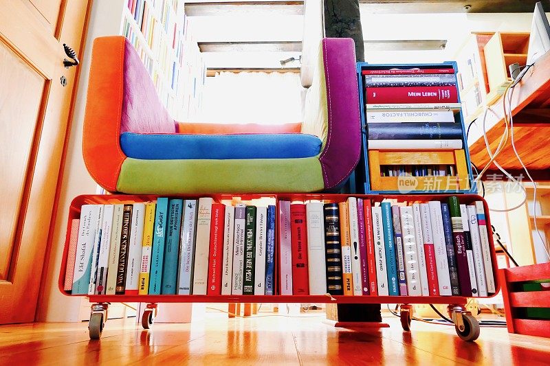 阅读时间:彩色椅子前的书架