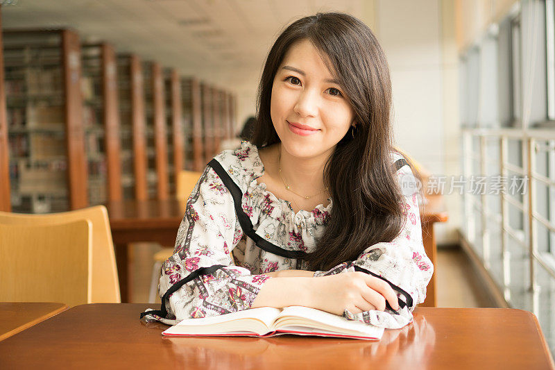 图书馆里的亚洲女孩