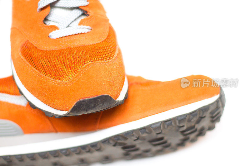 橙色运动鞋;白色背景