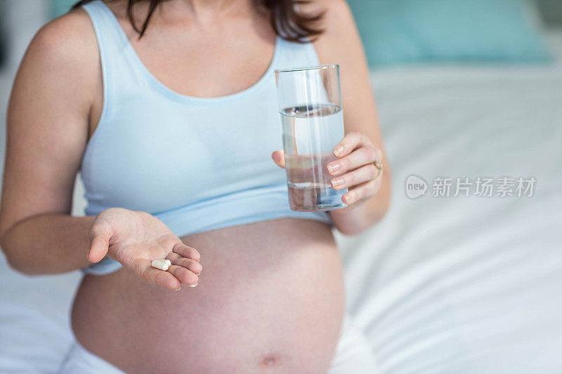 孕妇喝水吃药