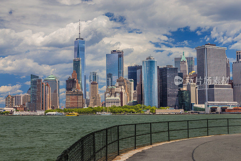 曼哈顿金融区、纽约港水域、世界贸易中心、炮台公园和蓝天。
