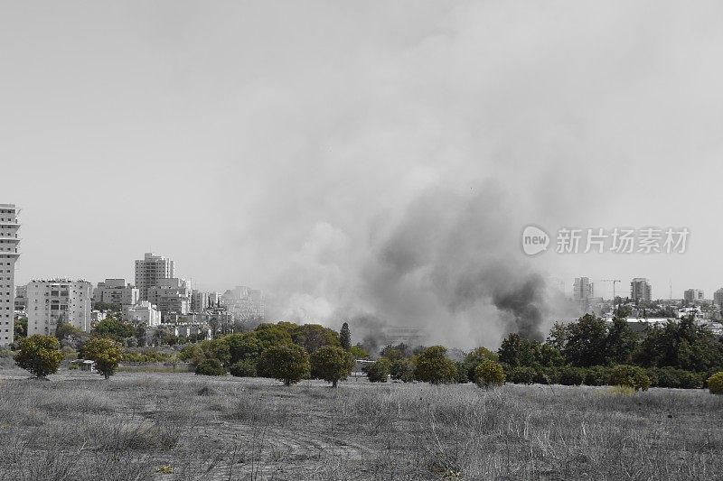 城市附近的田野着火了