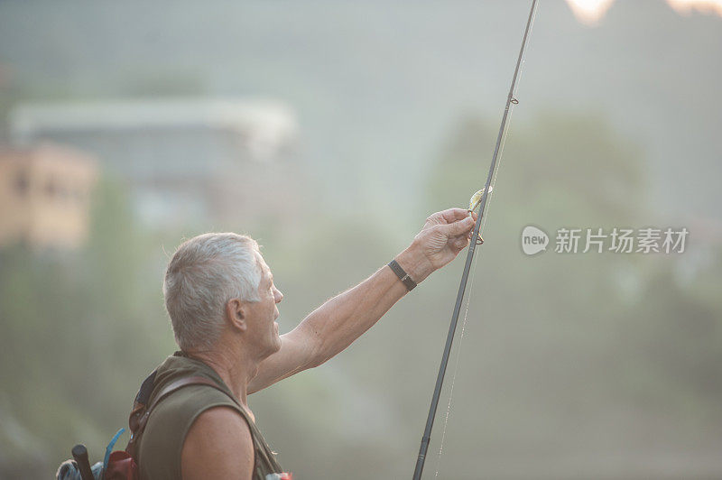老年人在Soča河上钓鱼，斯洛文尼亚