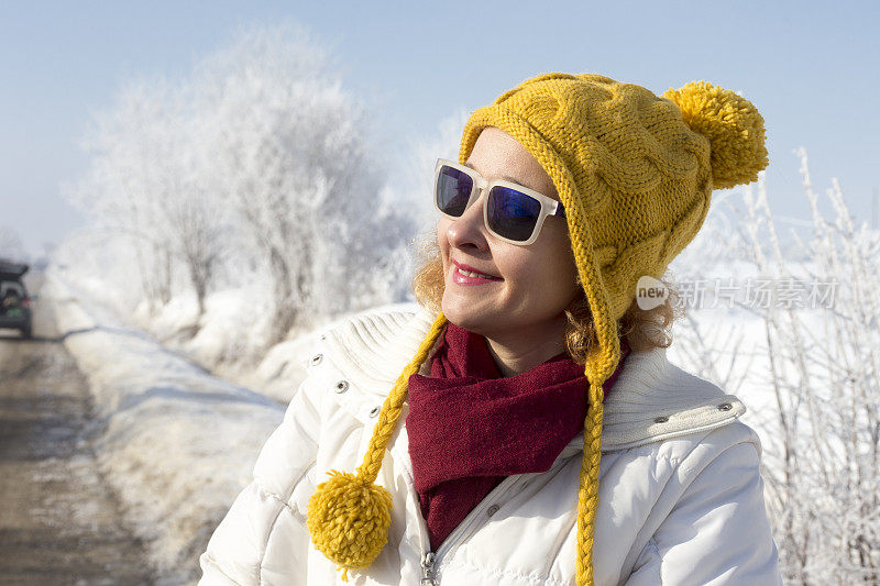 雪中微笑女人的肖像