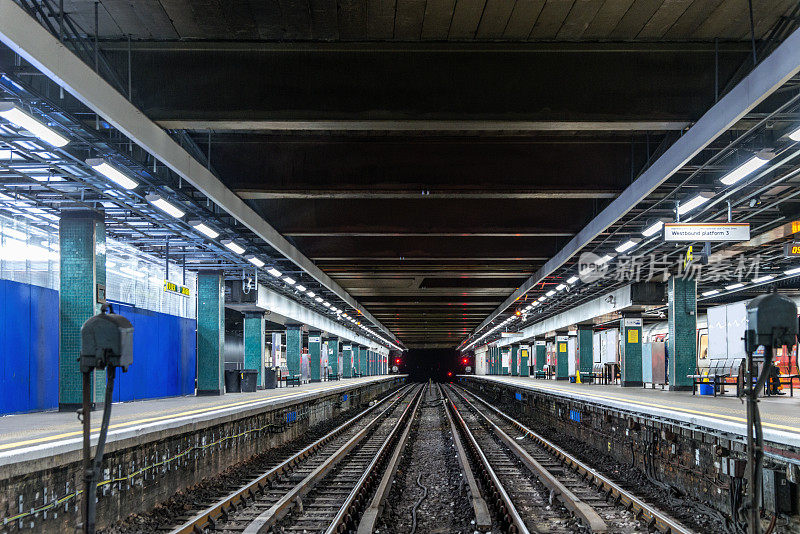 伦敦地铁，莫尔盖特站的空荡轨道和站台。