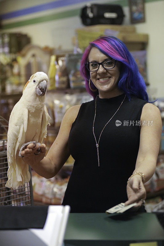 一个女人在宠物店买鹦鹉