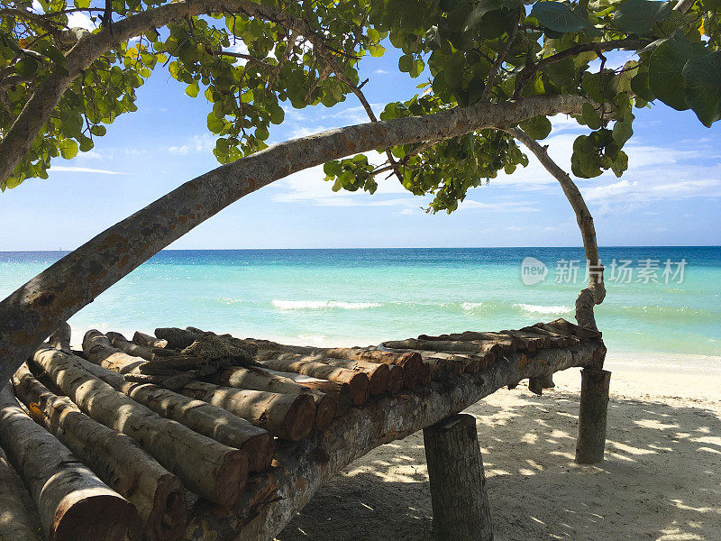 牙买加奈吉尔海滩上的木凳