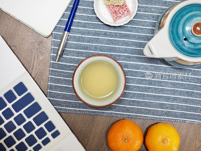 亚洲传统饮料绿茶，笔记本电脑，柑橘