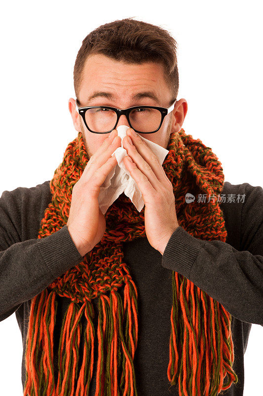 患流感和发烧的人裹着围巾，打喷嚏时捂着手帕。