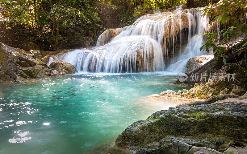 美丽的瀑布，泰国北碧府国家公园的四面瀑布