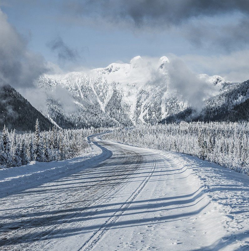 蜿蜒的雪路通向雪山