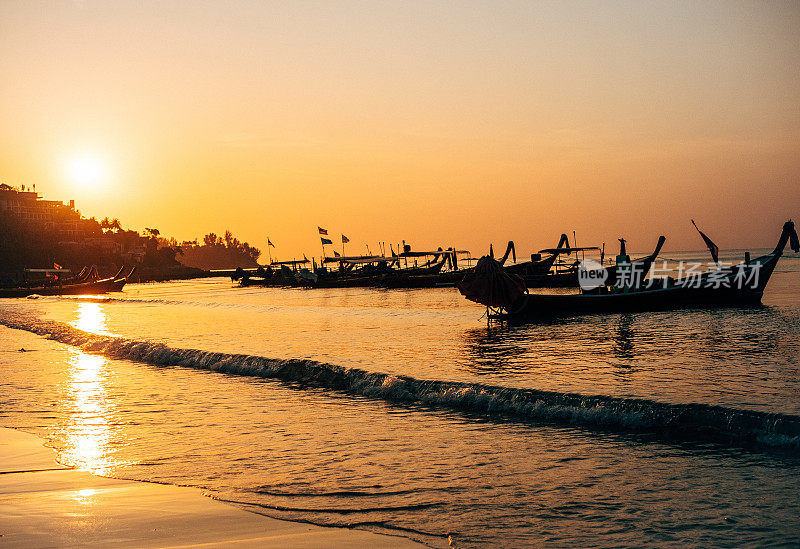 木船停泊在泰国的海岸上