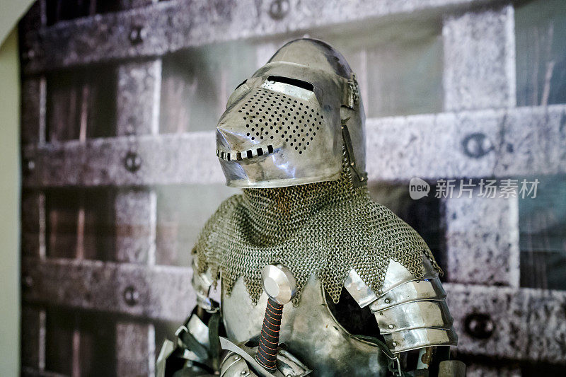 中世纪骑士的盔甲。用金属保护士兵免受对手武器的伤害