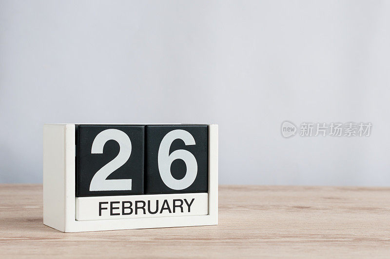 2月26日。月26日，天天日历以木桌为背景。冬天的时间。文本空白