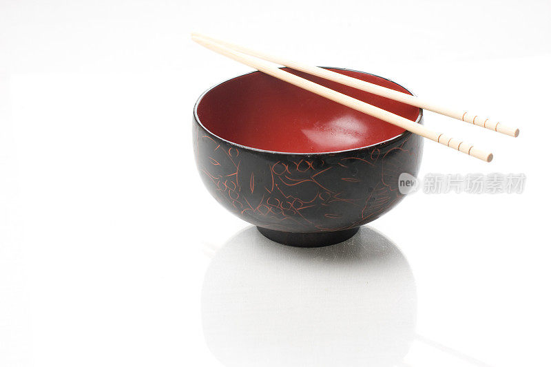筷子装在装饰的米饭碗里