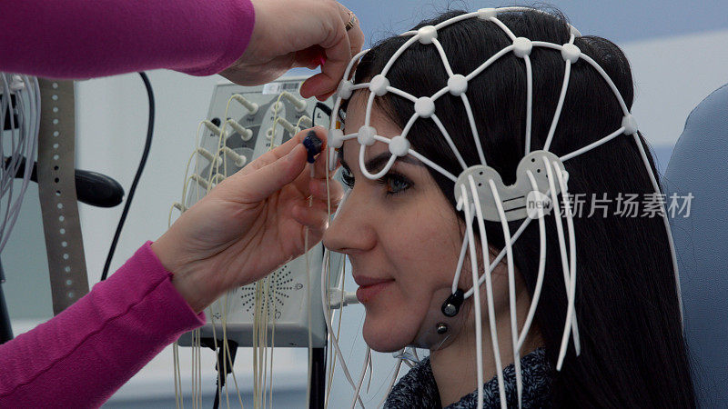 女病人正在做脑电图检查